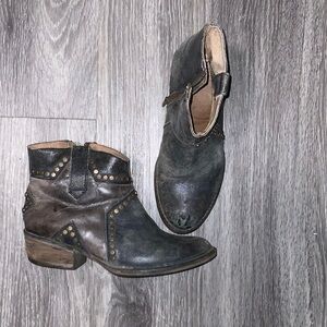 Circle G Distressed Leather Ankle Boots Black and Brown